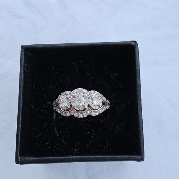 Jewelry - DIAMOND n WHITE GOLD Elegant White Gold Triple-Stone Women's Ring